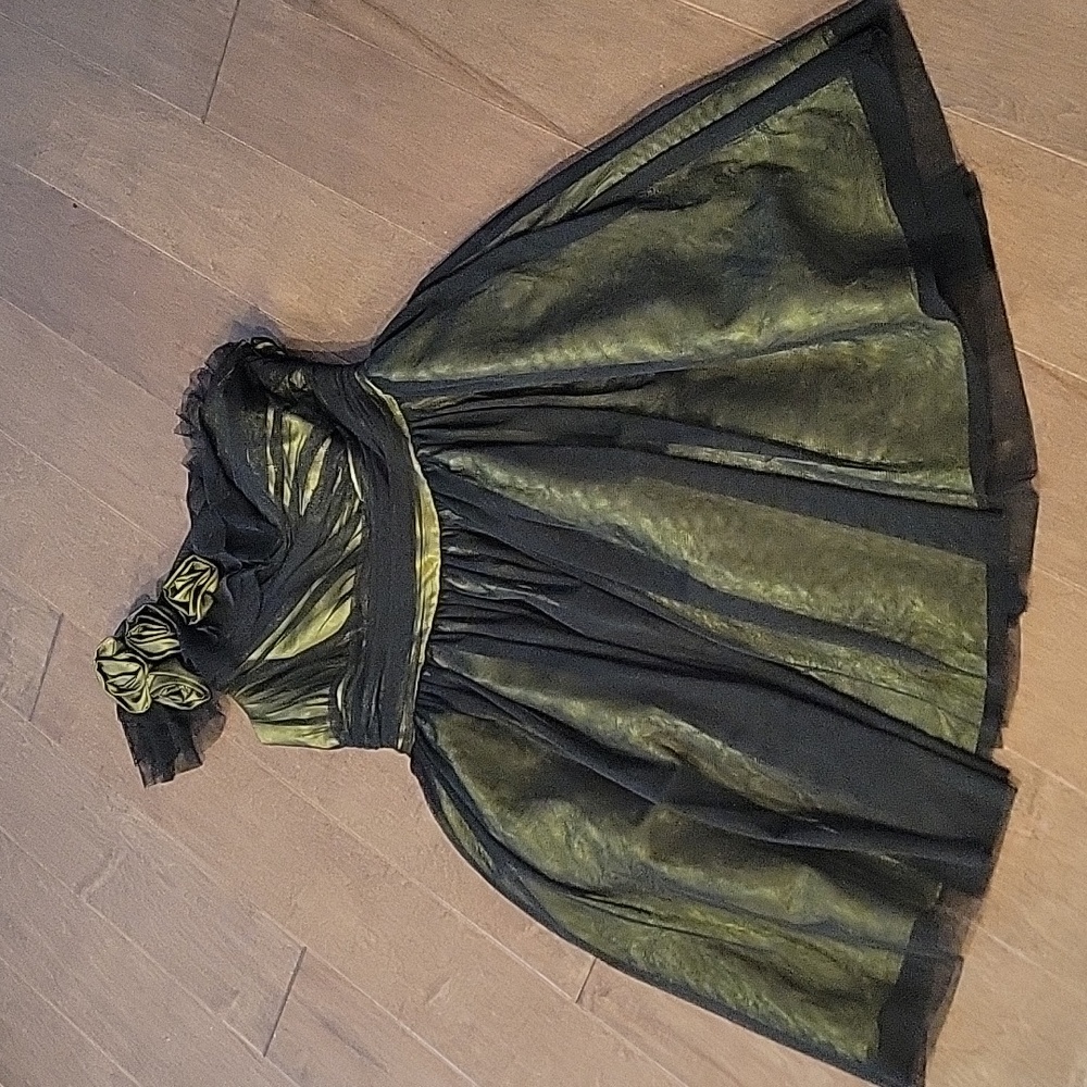 Jessica Simpson one shoulder geen and black prom dress
